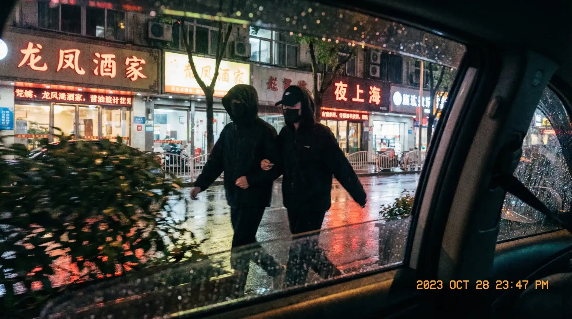 漂亮妈妈在线观看完整版3 - 顶流明星深夜密会现场抓拍照片